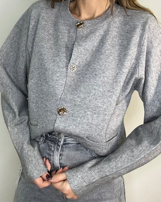 Cardigan Soft Chic con bottoni gioiello – grigio