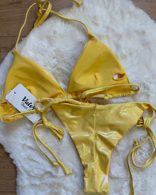 Bikini triangolo glossy con slip brasiliana regolabile