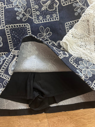 Gonna paris con ricami floreali e culotte interna