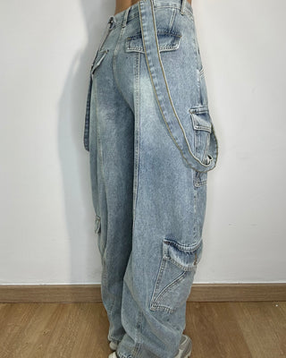 Jeans cargo vita alta con bretelle