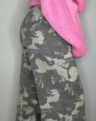 Jeans Wide Leg camouflage con dettagli rosa