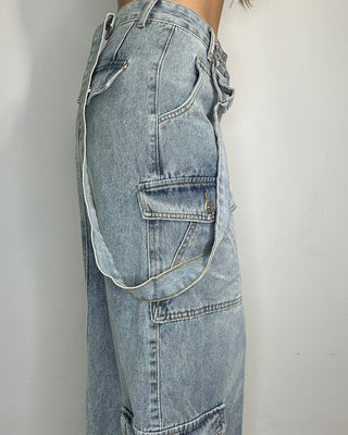 Jeans cargo vita alta con bretelle