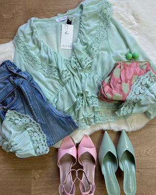 Blusa chiffon verde acqua con balze e pizzo