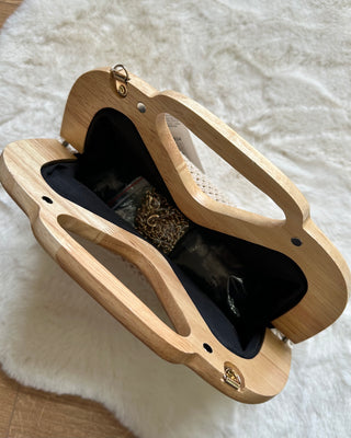 Borsa intrecciata con manico in legno