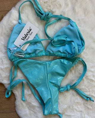 Bikini triangolo glossy con slip brasiliana regolabile