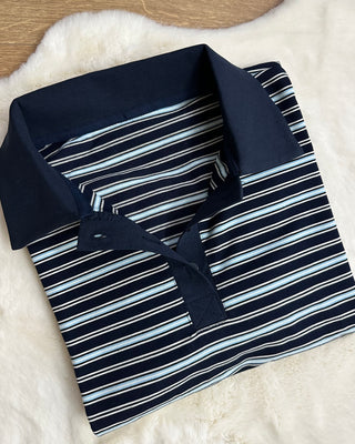 Polo crop a righe multicolori con fondo blu 65% cotone