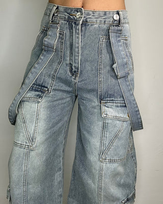 Jeans cargo vita alta con bretelle