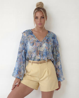 Short sartoriale giallo burro con cintura intrecciata