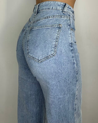 Jeans wide leg con chiusura asimmetrica