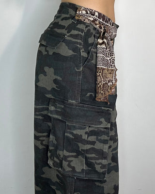 Jeans cargo mimetico con foulard