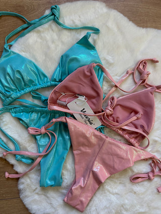 Bikini triangolo glossy con slip brasiliana regolabile
