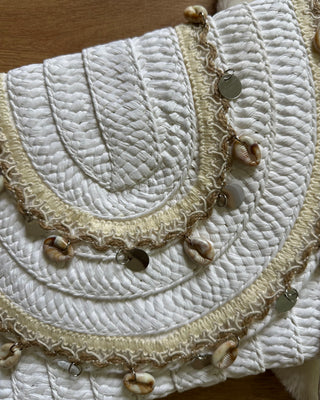 Pochette in paglia con tracolla bianca e beige