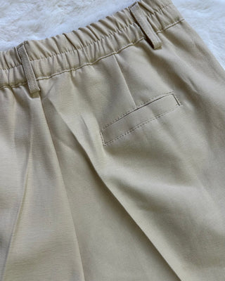 Short sartoriale giallo burro con cintura intrecciata
