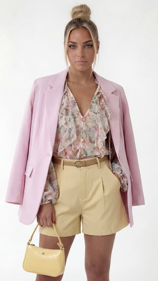 Short sartoriale giallo burro con cintura intrecciata