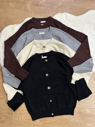 Cardigan Soft Chic con bottoni gioiello – grigio