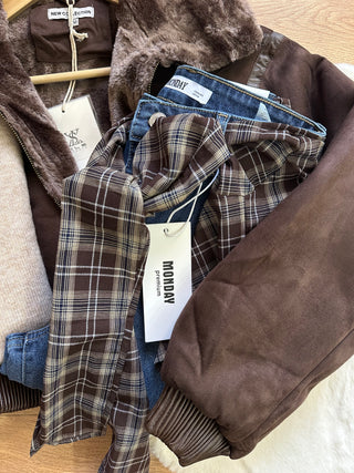 Jeans High Waist con Fascia Effetto Camicia