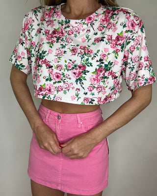 Maglia crop rosa con manicotti a guanto