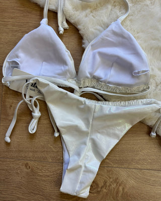 Bikini triangolo glossy con slip brasiliana regolabile