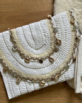 Pochette in paglia con tracolla bianca e beige