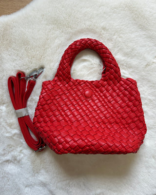 Borsa rossa intrecciata con manico e tracolla