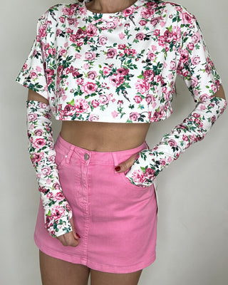 Maglia crop rosa con manicotti a guanto