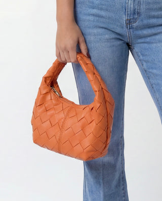 Borsa hobo intrecciata arancio con tracolla a catena