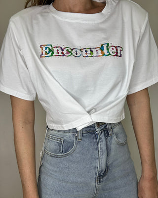 T-shirt crop con spalline imbottite